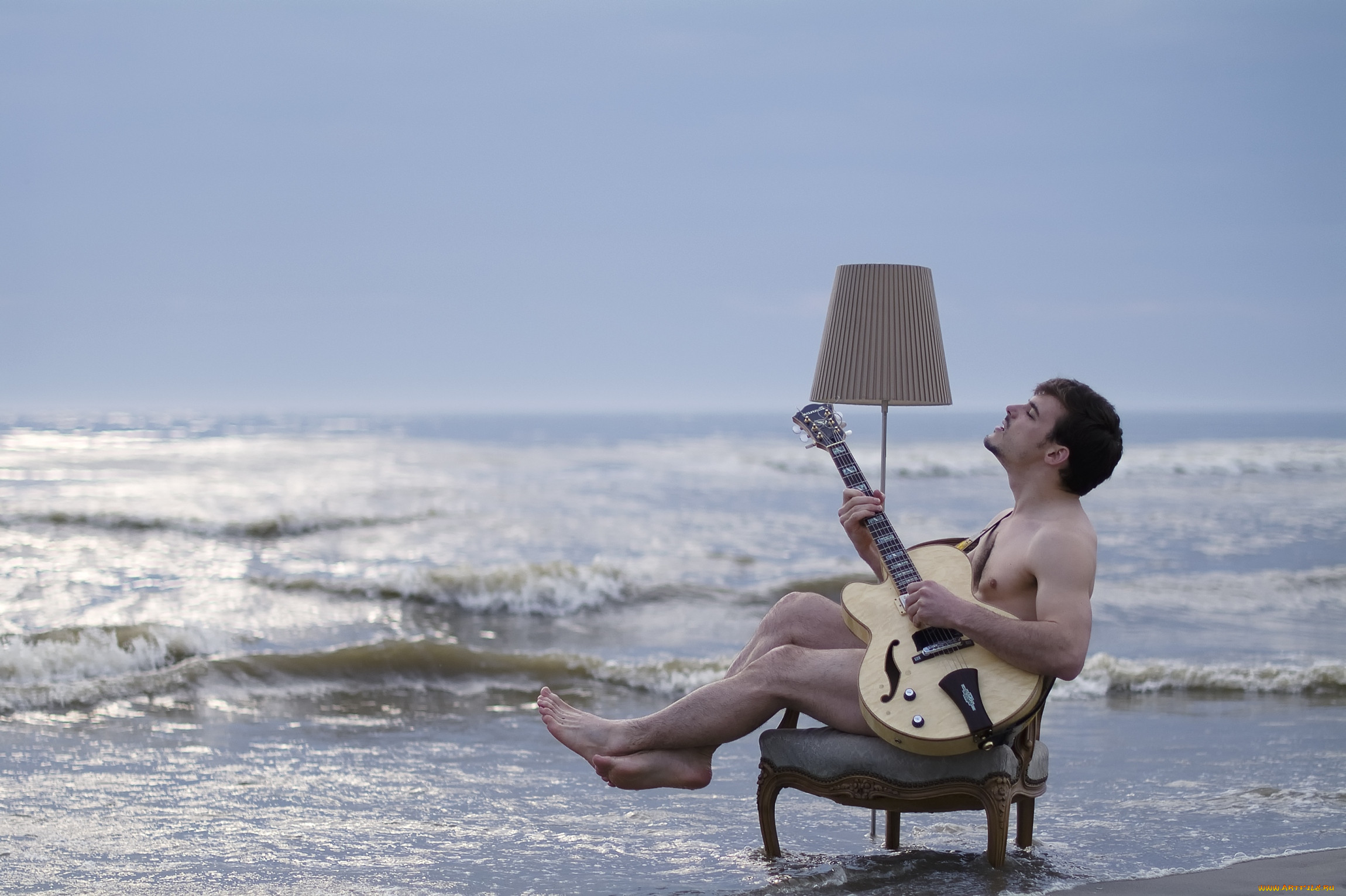 Отдыхаем хорошо слушать. Мужчина на пляже смешно. Парень с гитарой. Музыканты на пляже. Музыканты на берегу моря.